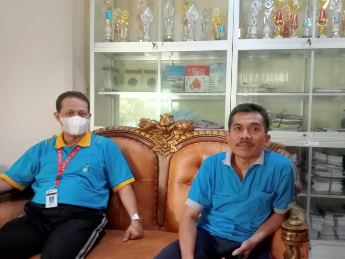 Kepsek SMP N 1 Jaken (bermasker) beserta wakilnya